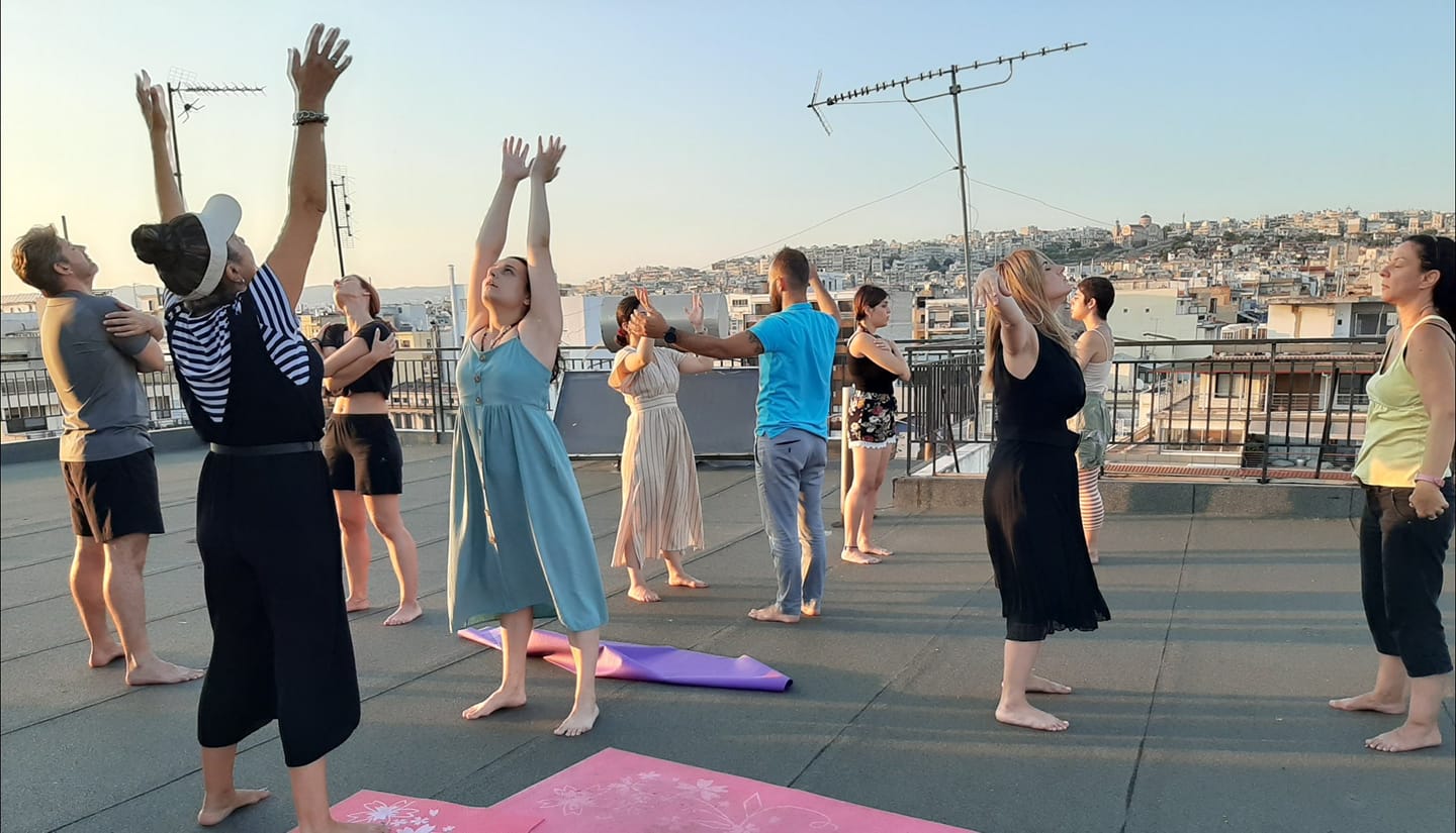 Μάθημα Yoga Chakra Healing σε εσωτερικό χώρο
