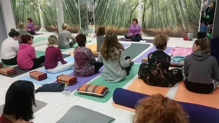 Ομάδα σε βιωματική πρακτική Yoga Chakra Healing